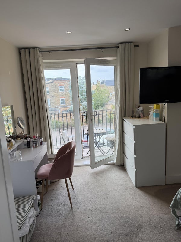 Room Trinity Road in Greater London