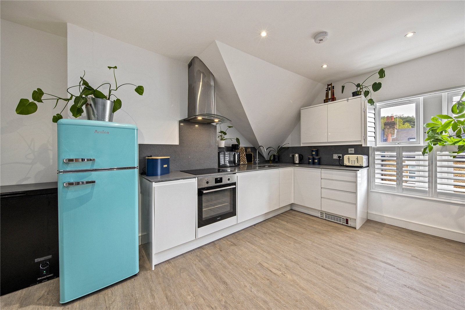 Flat Sandycombe Road in Greater London