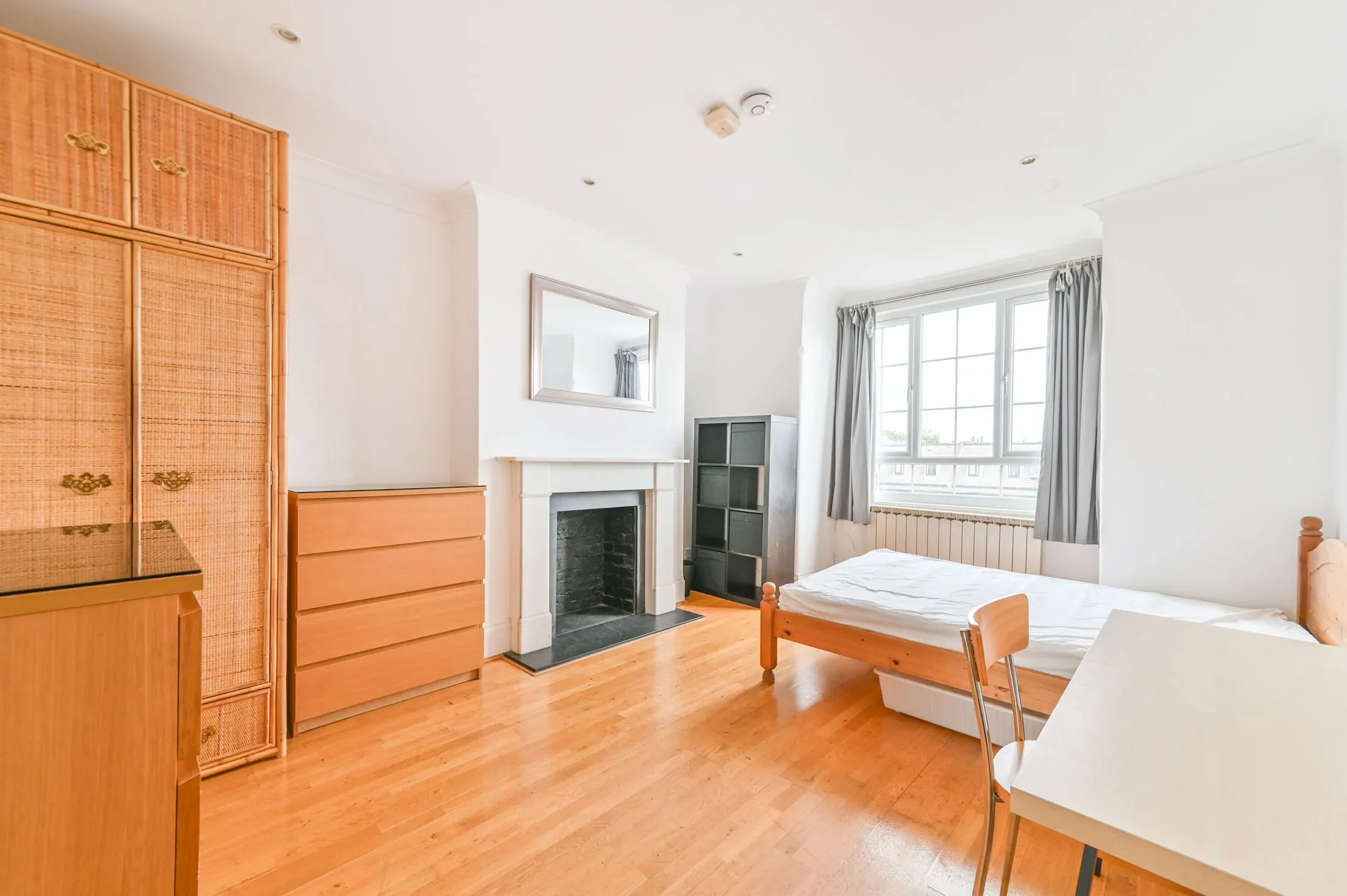 Flat Heathfield Park in Greater London