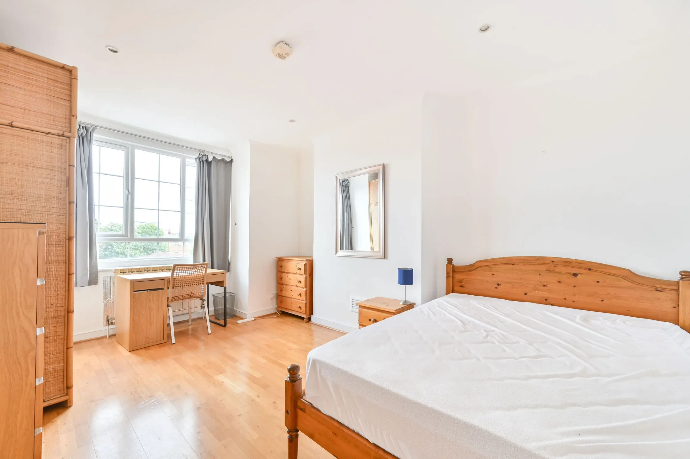 Flat Heathfield Park in Greater London