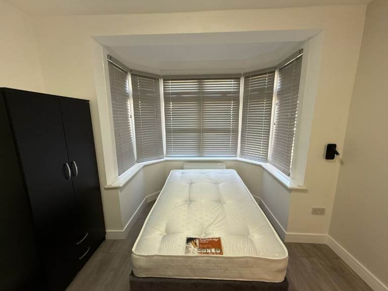 Flat Carlyon Avenue in Greater London