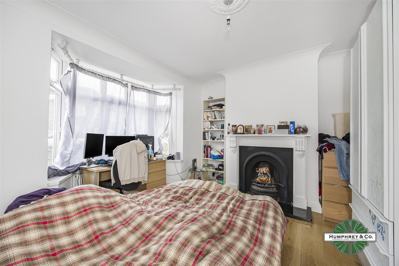 Flat Nicoll Road in Greater London