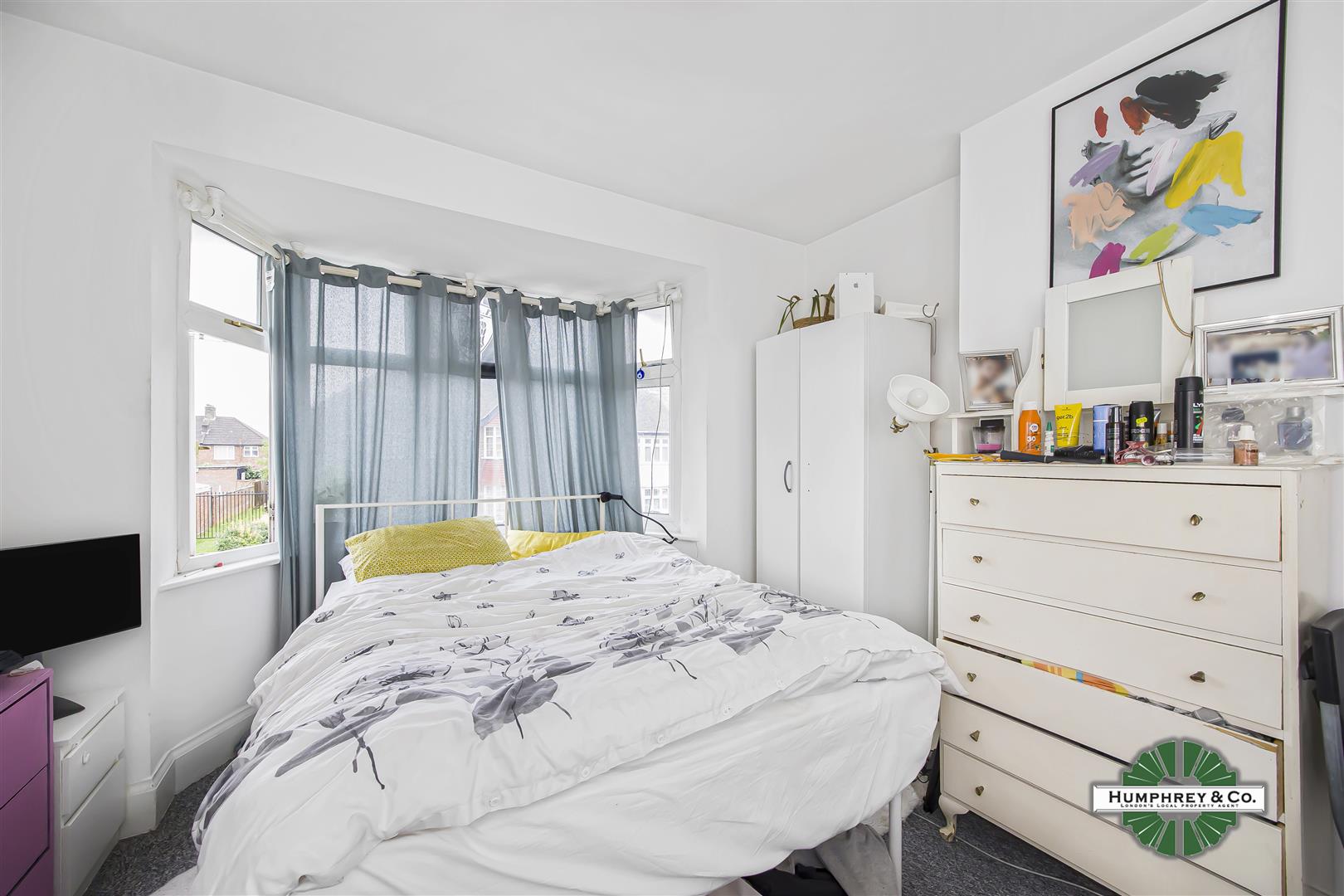 Flat Nicoll Road in Greater London