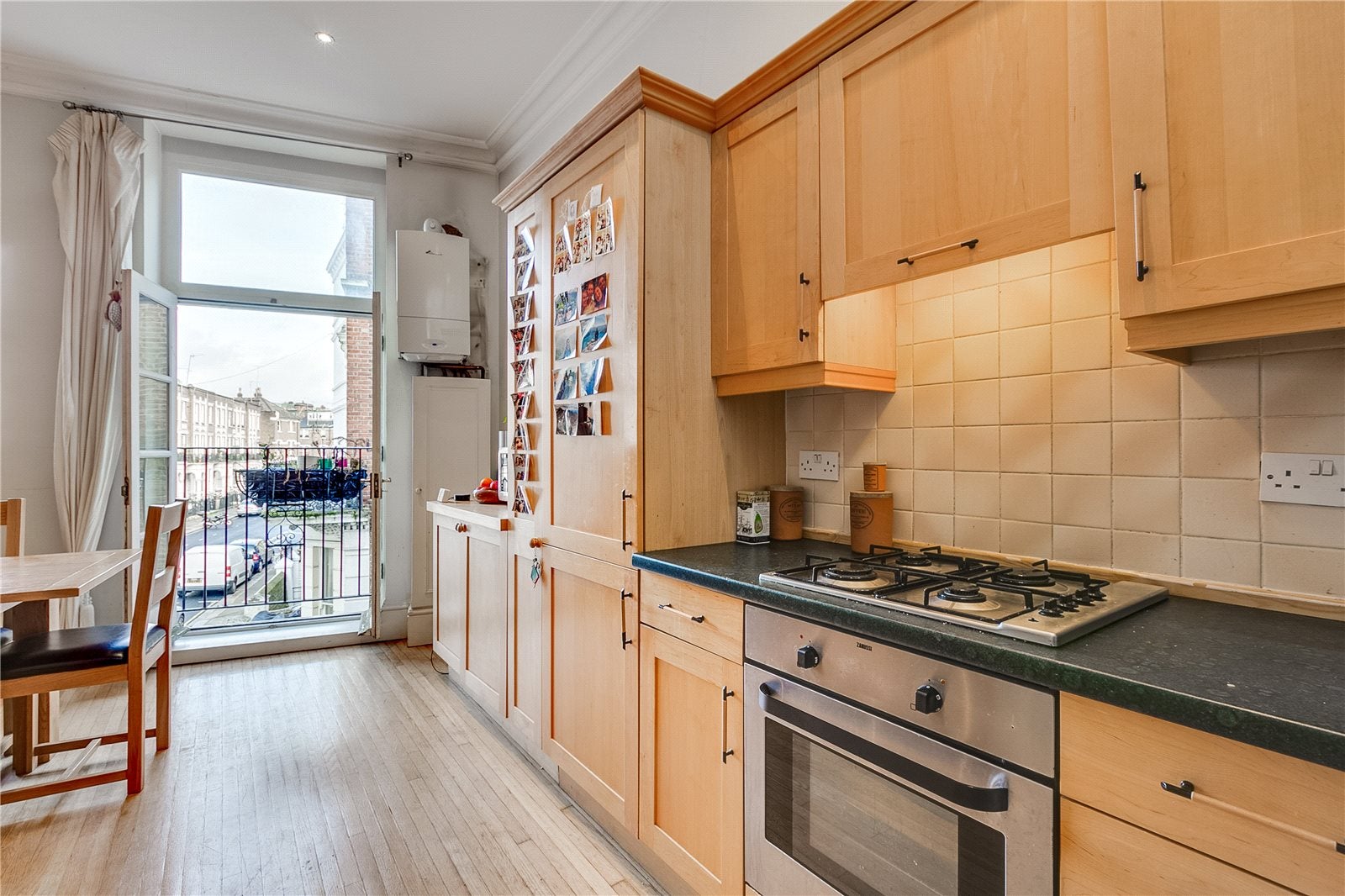 Flat Hazlitt Road in Greater London