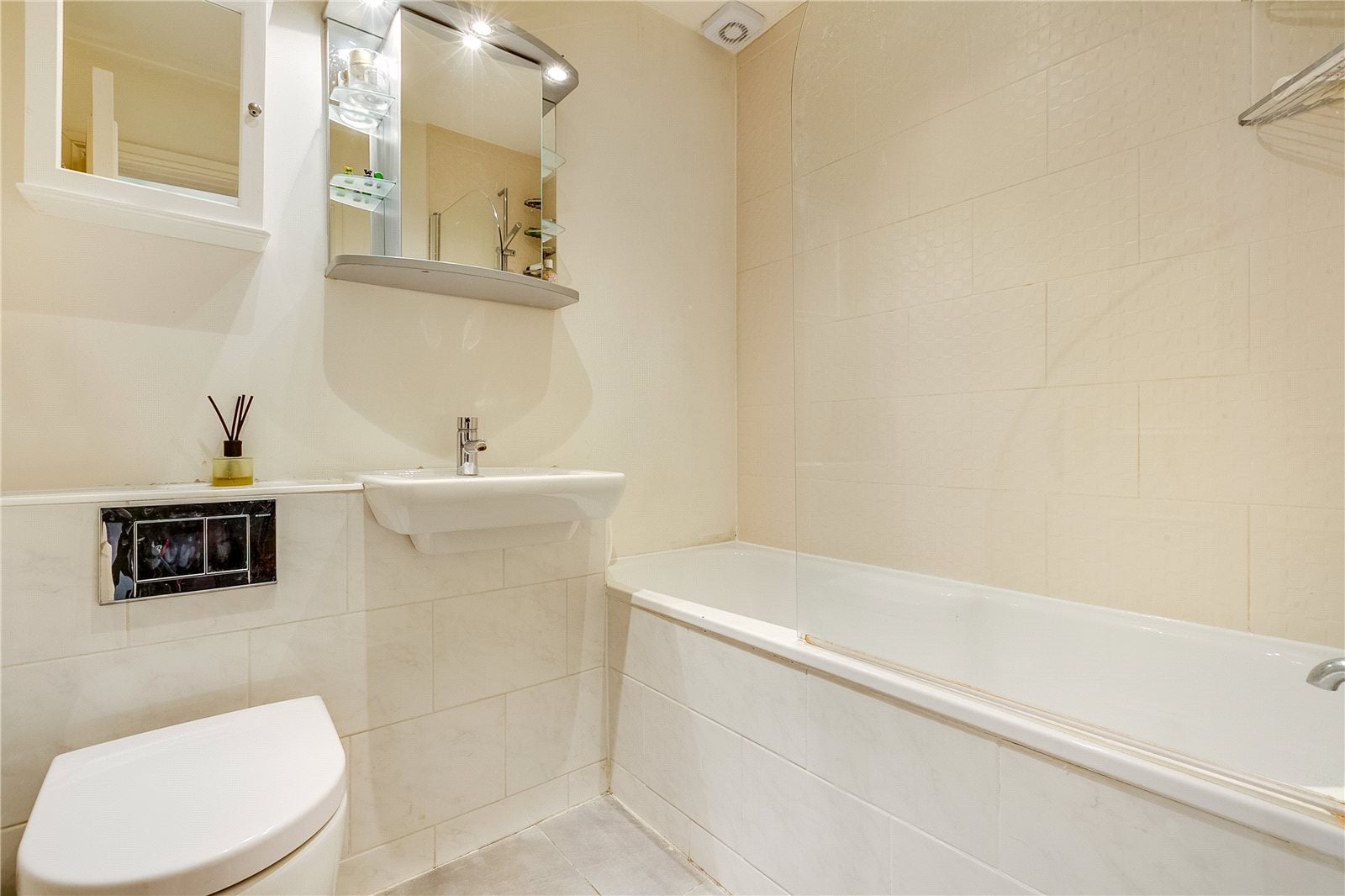 Flat Hazlitt Road in Greater London
