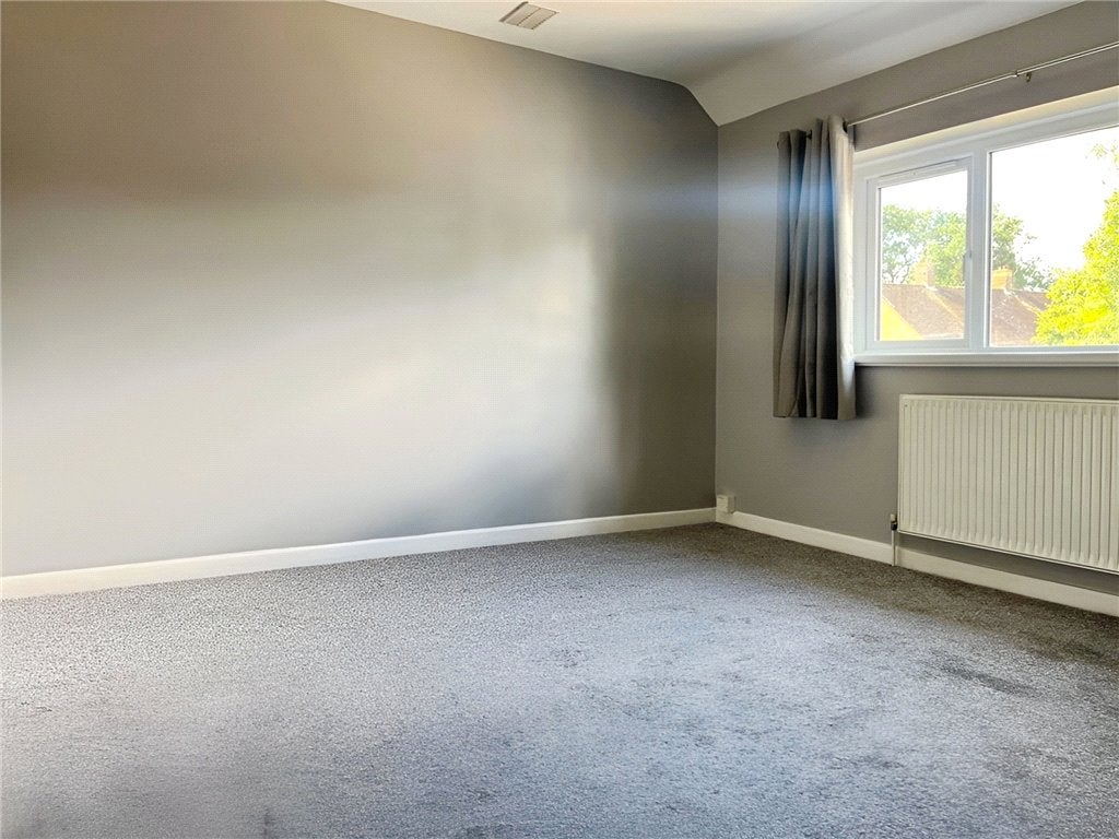 Room Yew Tree Drive in Guildford