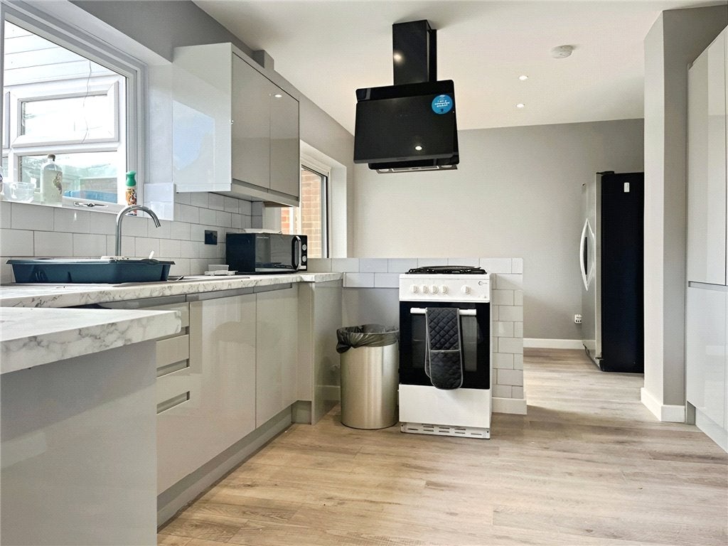 Room Yew Tree Drive in Guildford