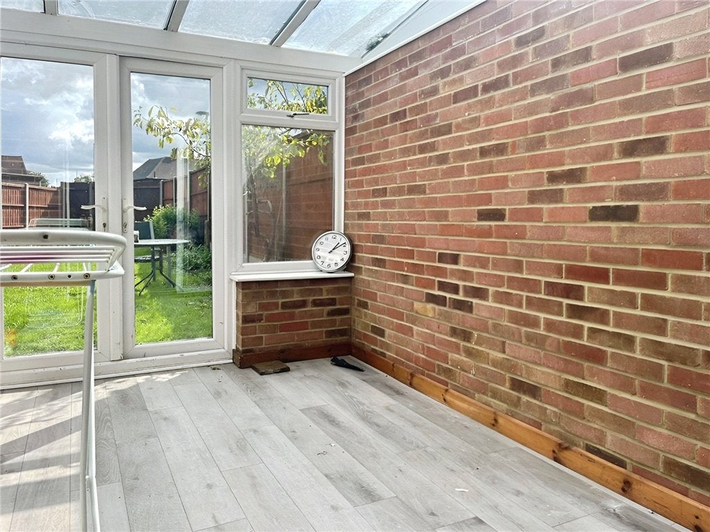 Room Yew Tree Drive in Guildford