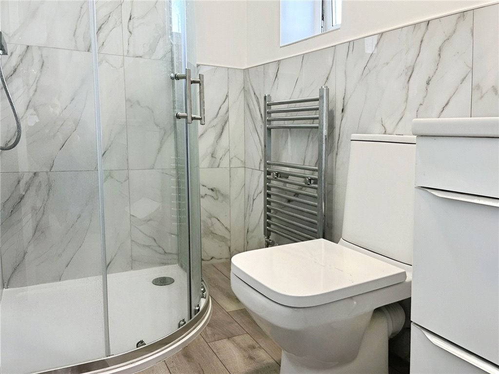 Room Yew Tree Drive in Guildford