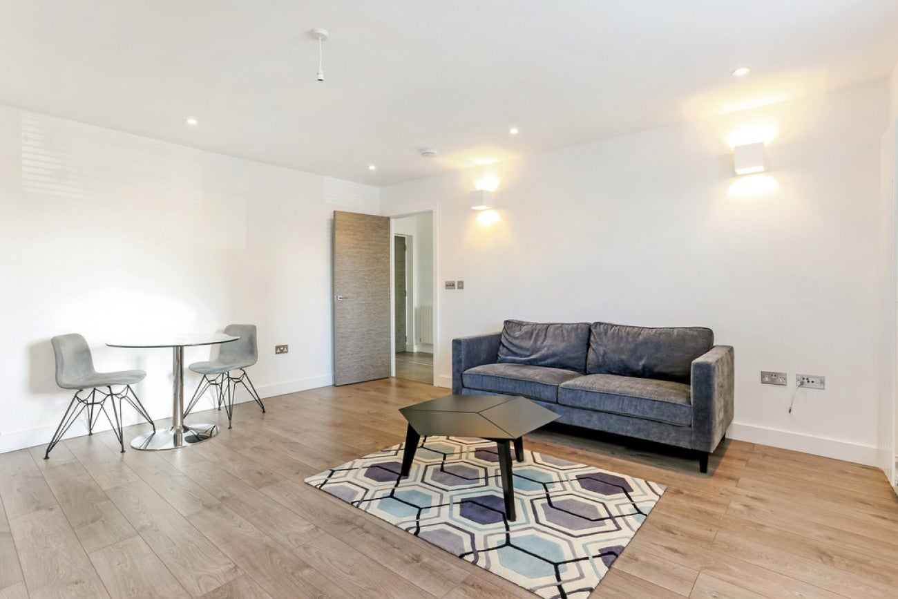 Flat Commercial Road in Greater London
