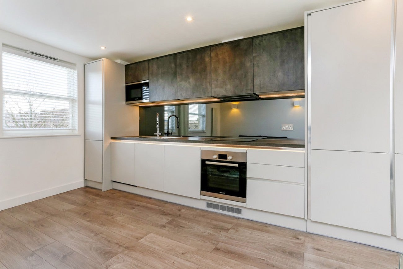 Flat Commercial Road in Greater London