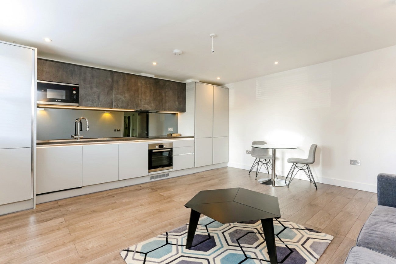 Flat Commercial Road in Greater London