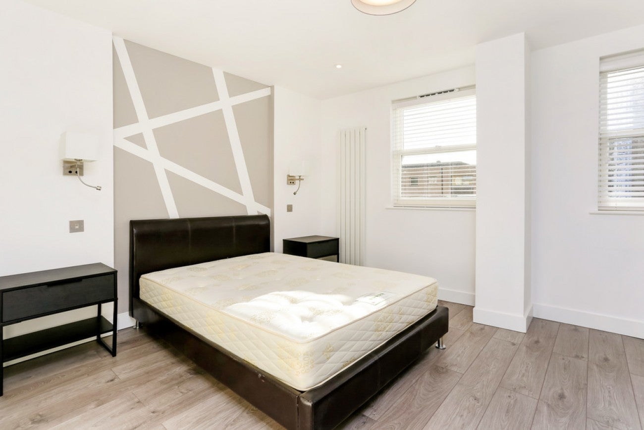 Flat Commercial Road in Greater London
