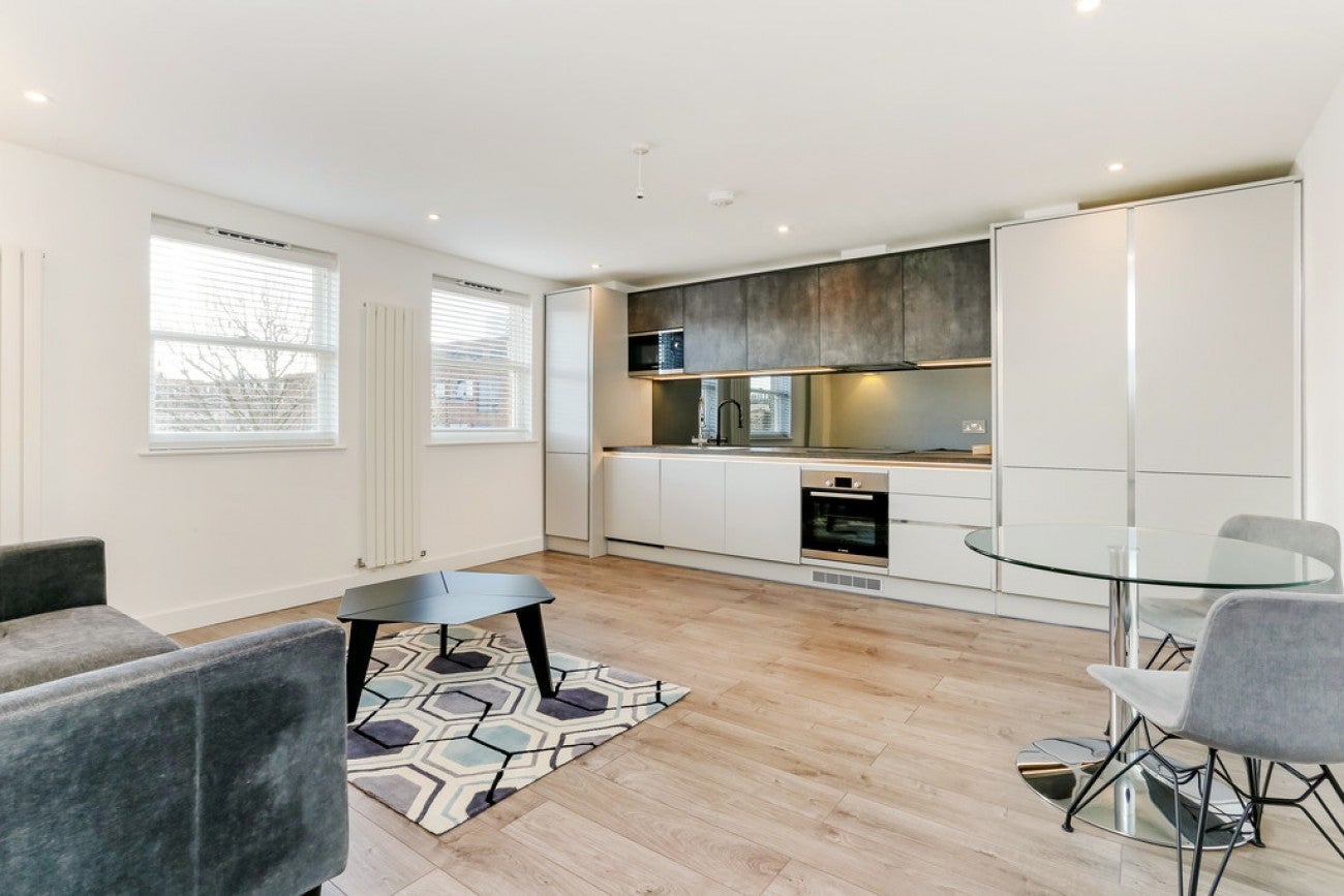 Flat Commercial Road in Greater London