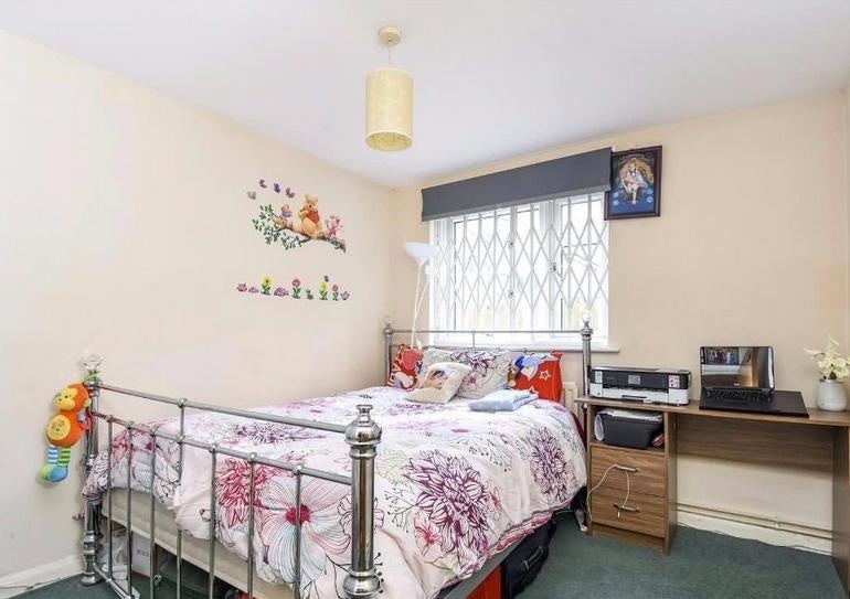 Flat Reeves Road in Greater London