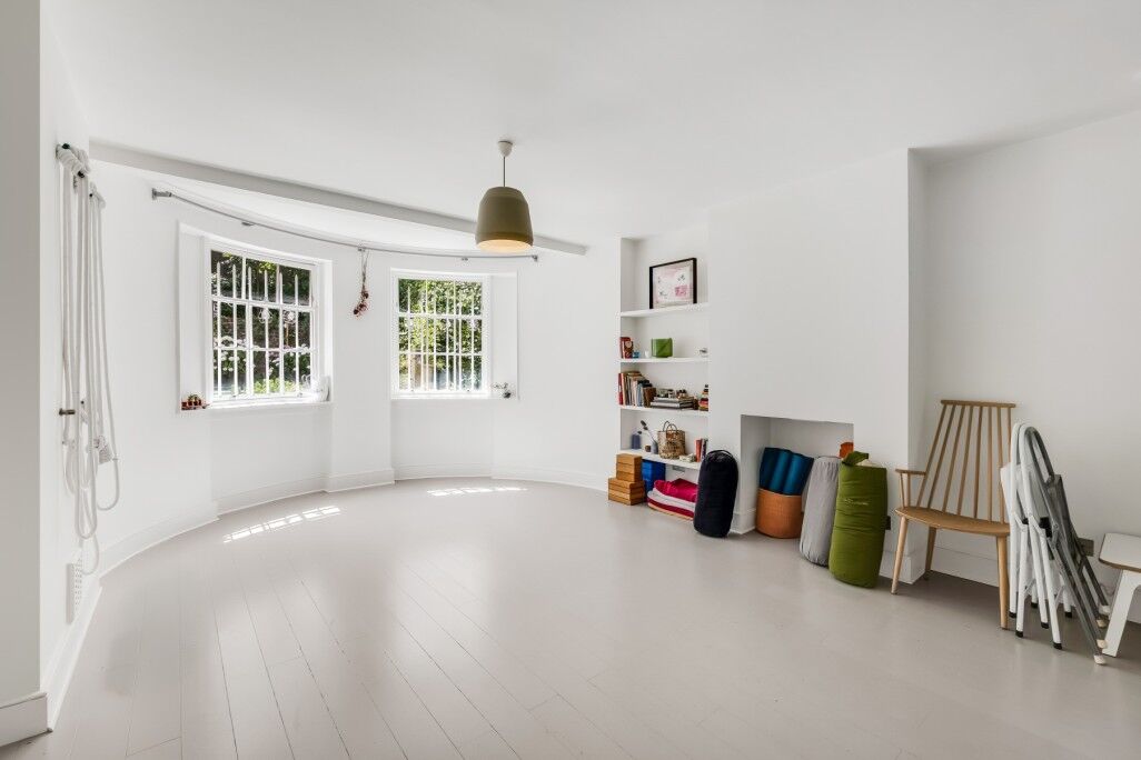 Flat Regent's Park Road in Greater London