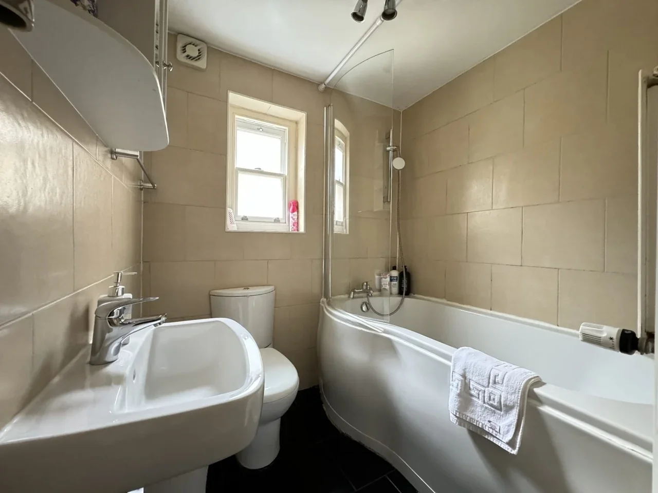 Flat Pentonville Road in Greater London