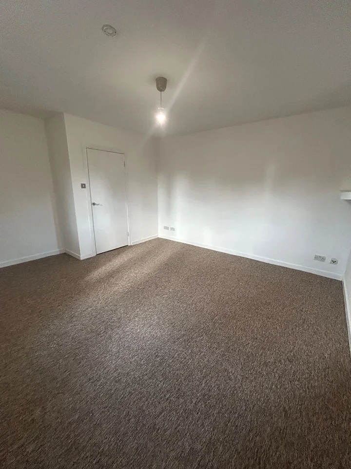 Flat Ullin Street in Greater London