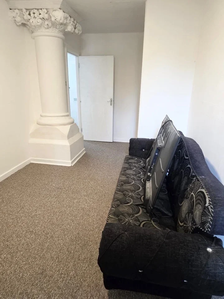 Flat Ullin Street in Greater London