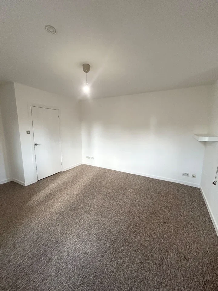Flat Ullin Street in Greater London