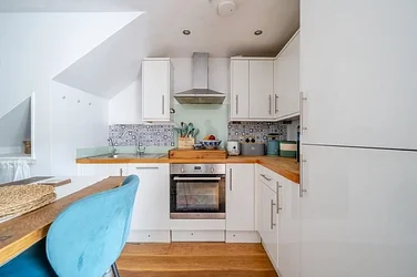 Flat Grove Crescent in Greater London