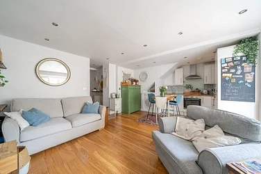 Flat Grove Crescent in Greater London