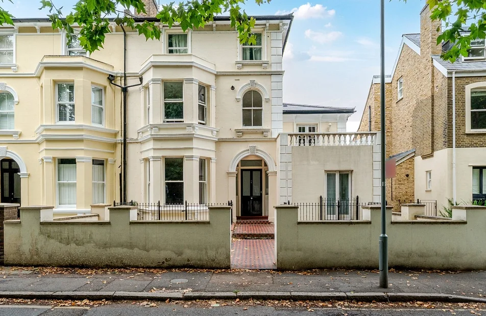 Flat Grove Crescent in Greater London