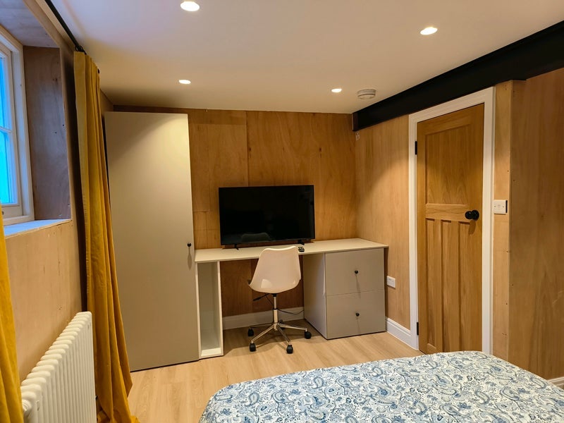 Room Sandy Hill Road in Greater London
