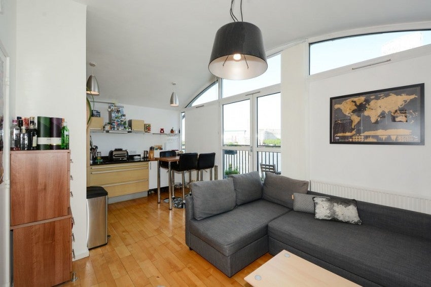 Flat Lawrence Wharf in Greater London
