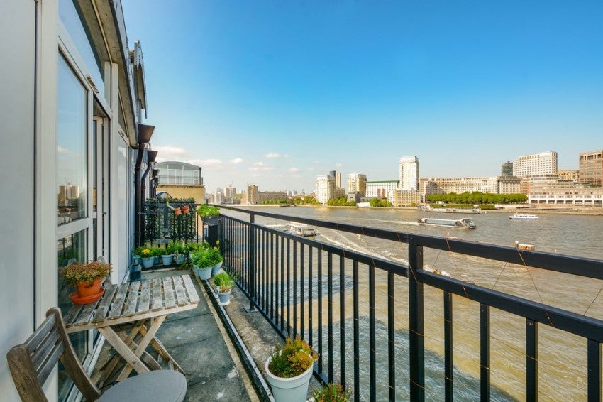 Flat Lawrence Wharf in Greater London