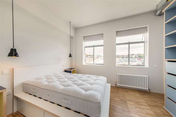 Flat Mapleton Crescent in Greater London