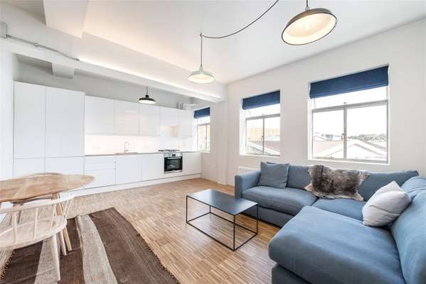 Flat Mapleton Crescent in Greater London