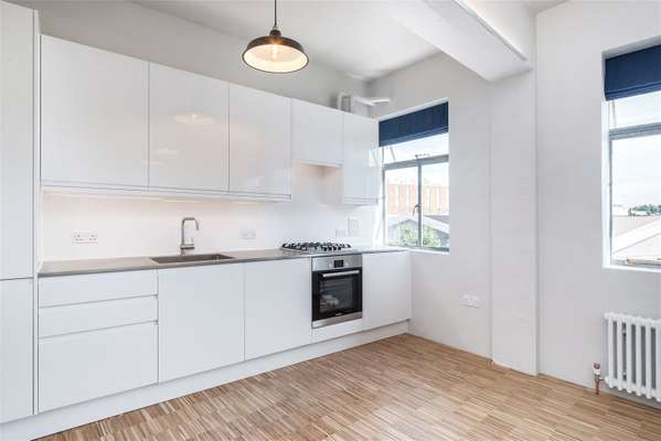 Flat Mapleton Crescent in Greater London