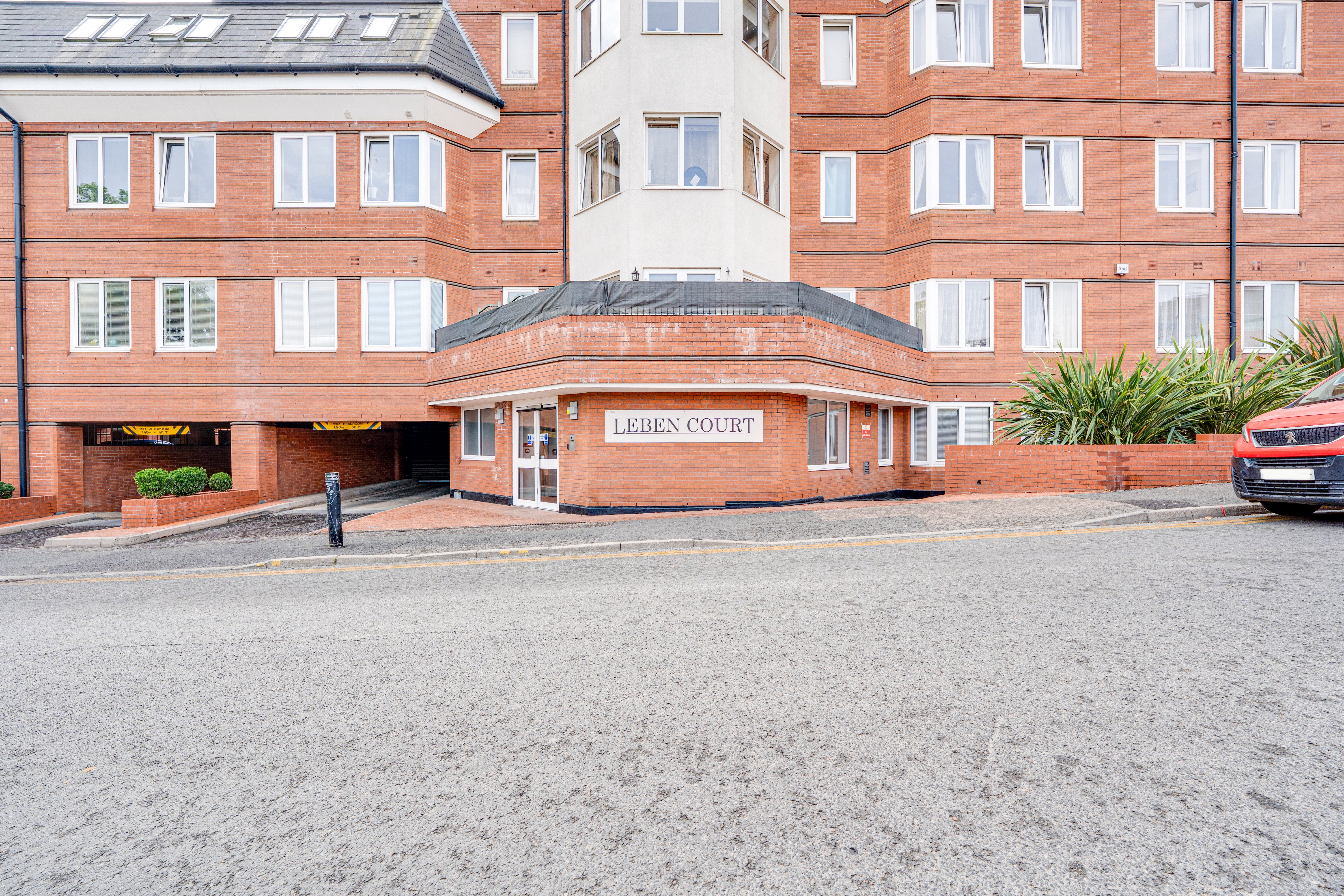 Flat Sutton Court Road in Greater London
