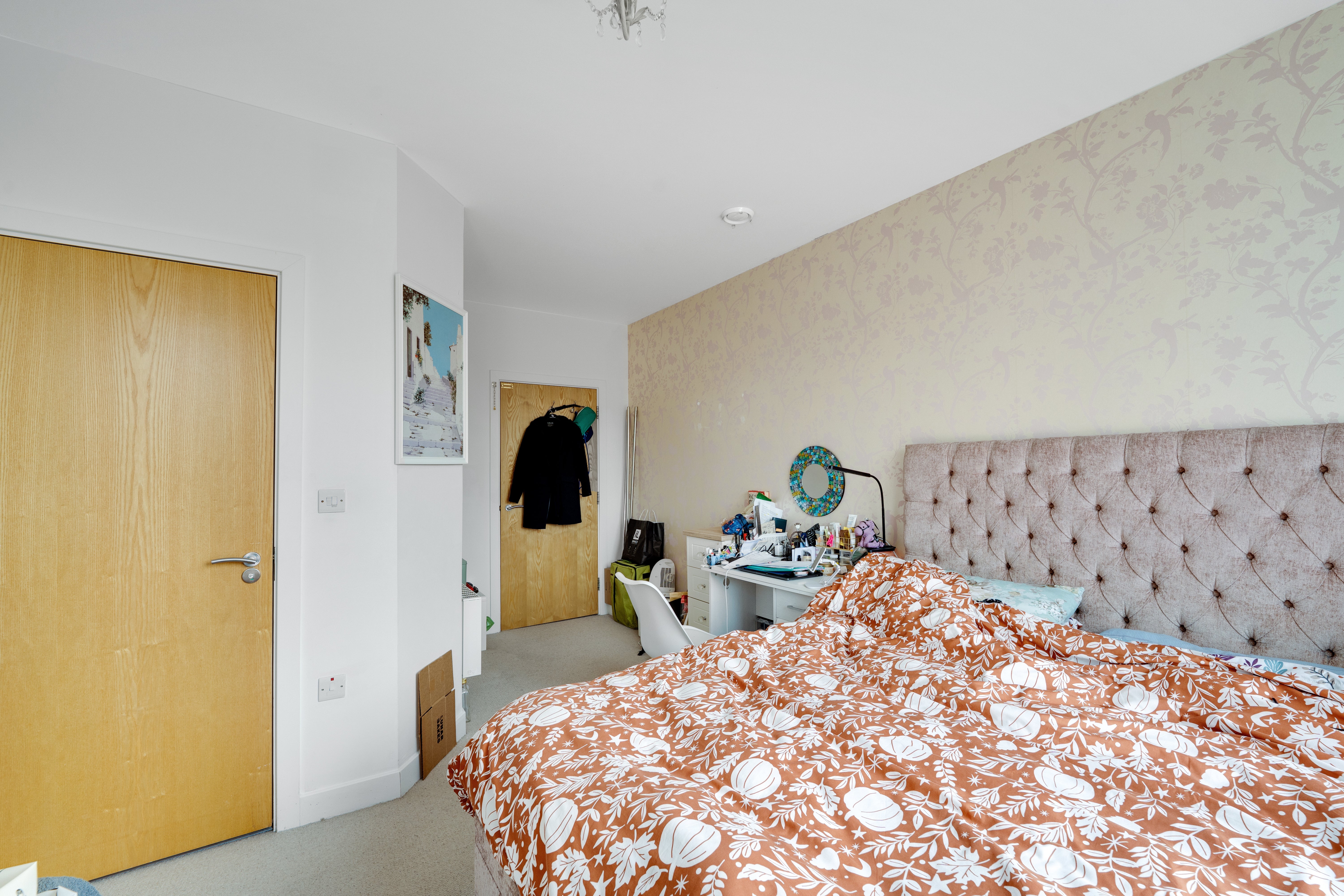 Flat Sutton Court Road in Greater London