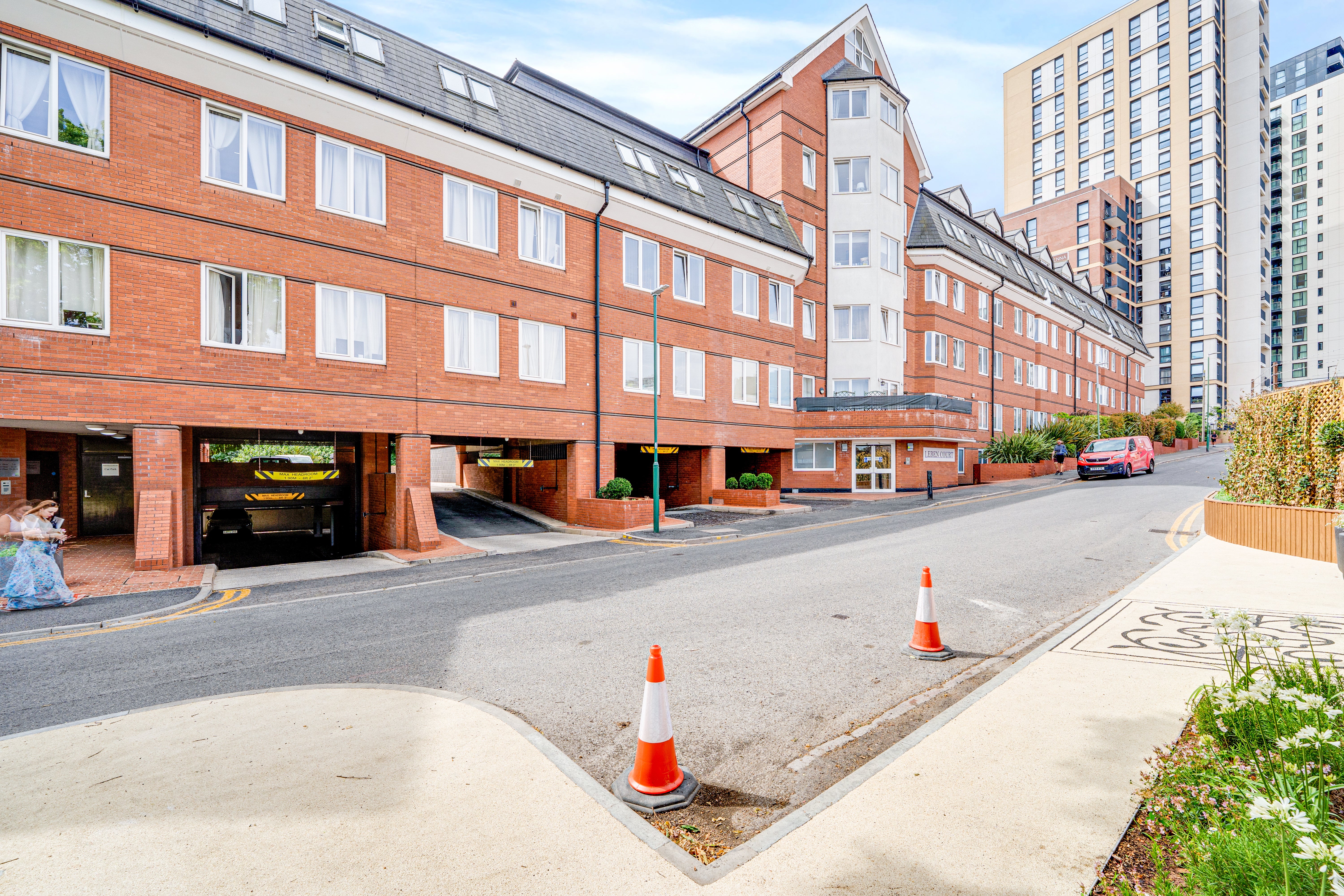 Flat Sutton Court Road in Greater London