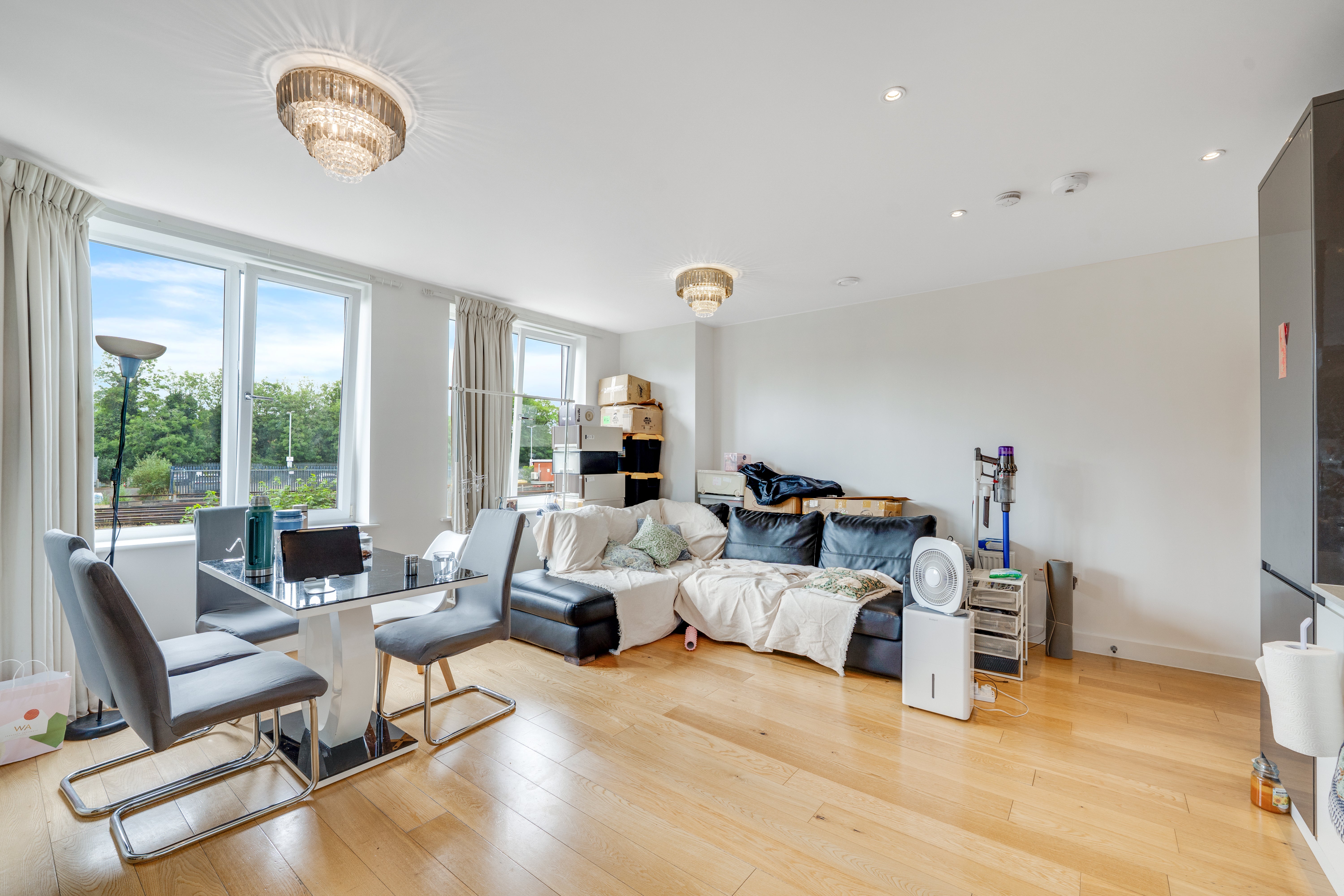 Flat Sutton Court Road in Greater London