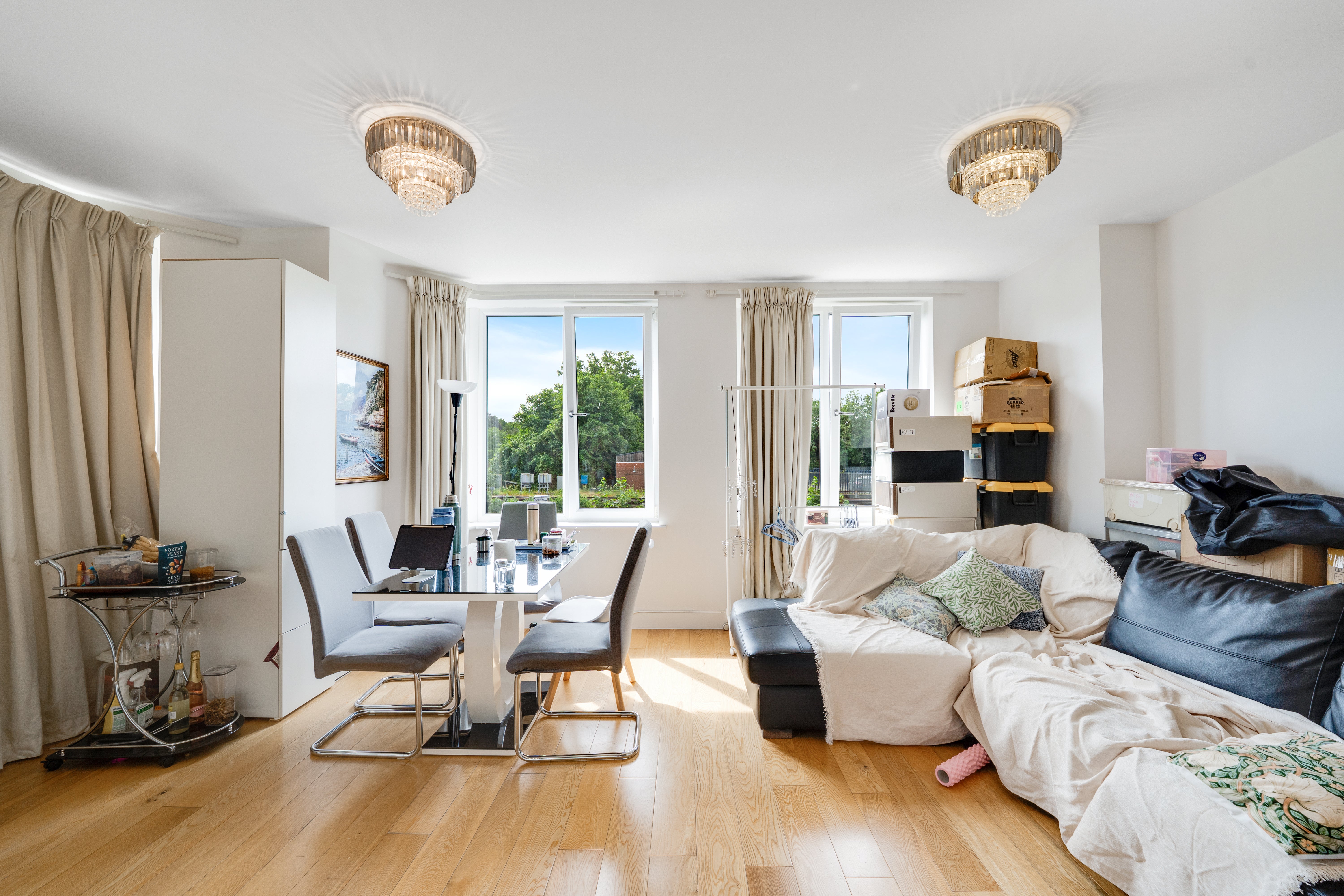 Flat Sutton Court Road in Greater London