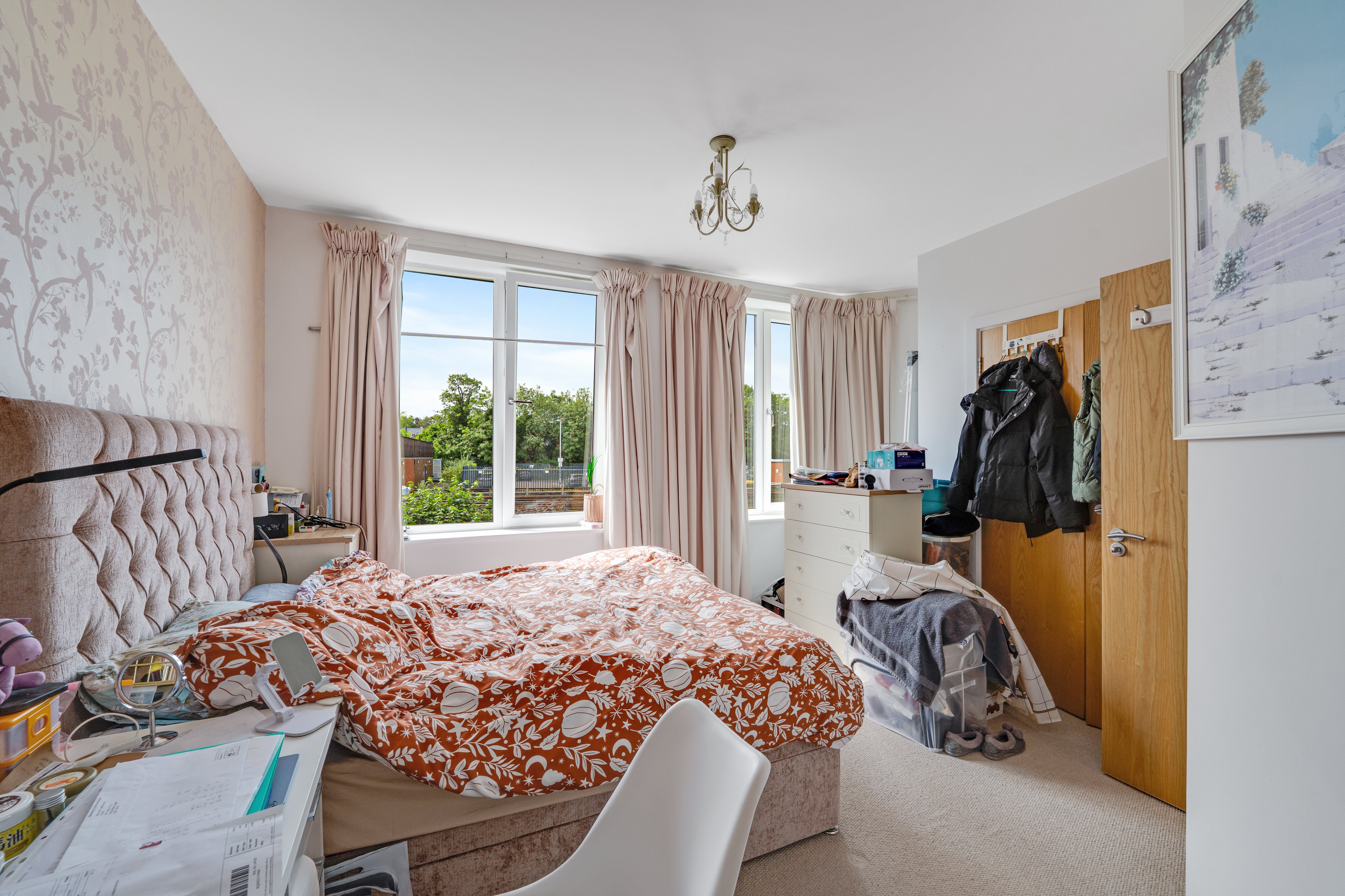 Flat Sutton Court Road in Greater London