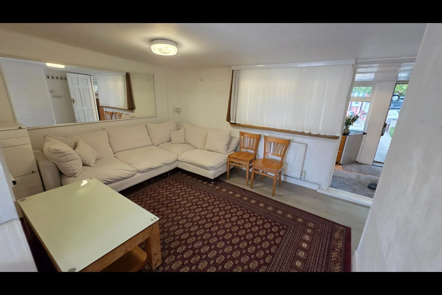 Flat Laburnum Grove in Greater London