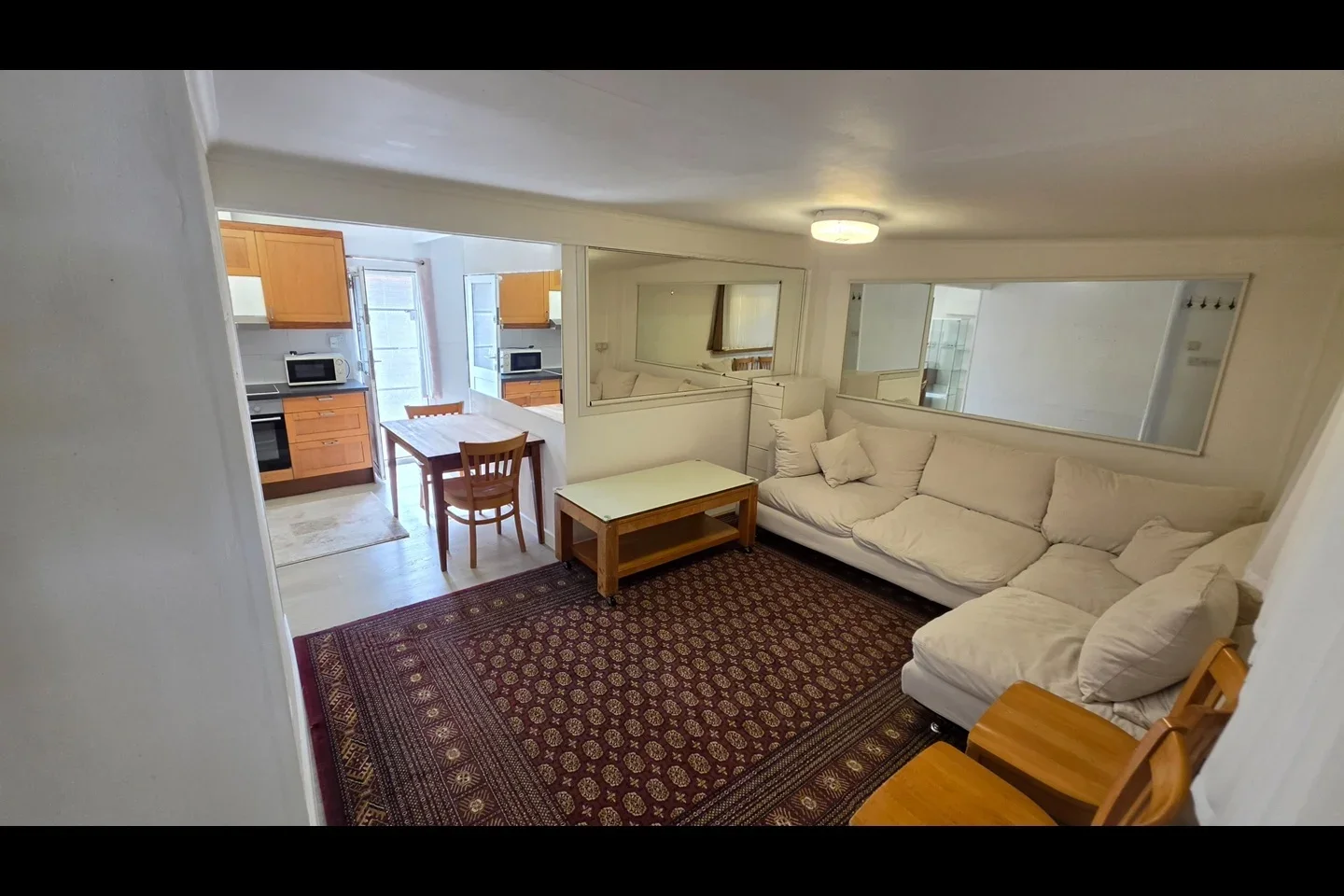 Flat Laburnum Grove in Greater London