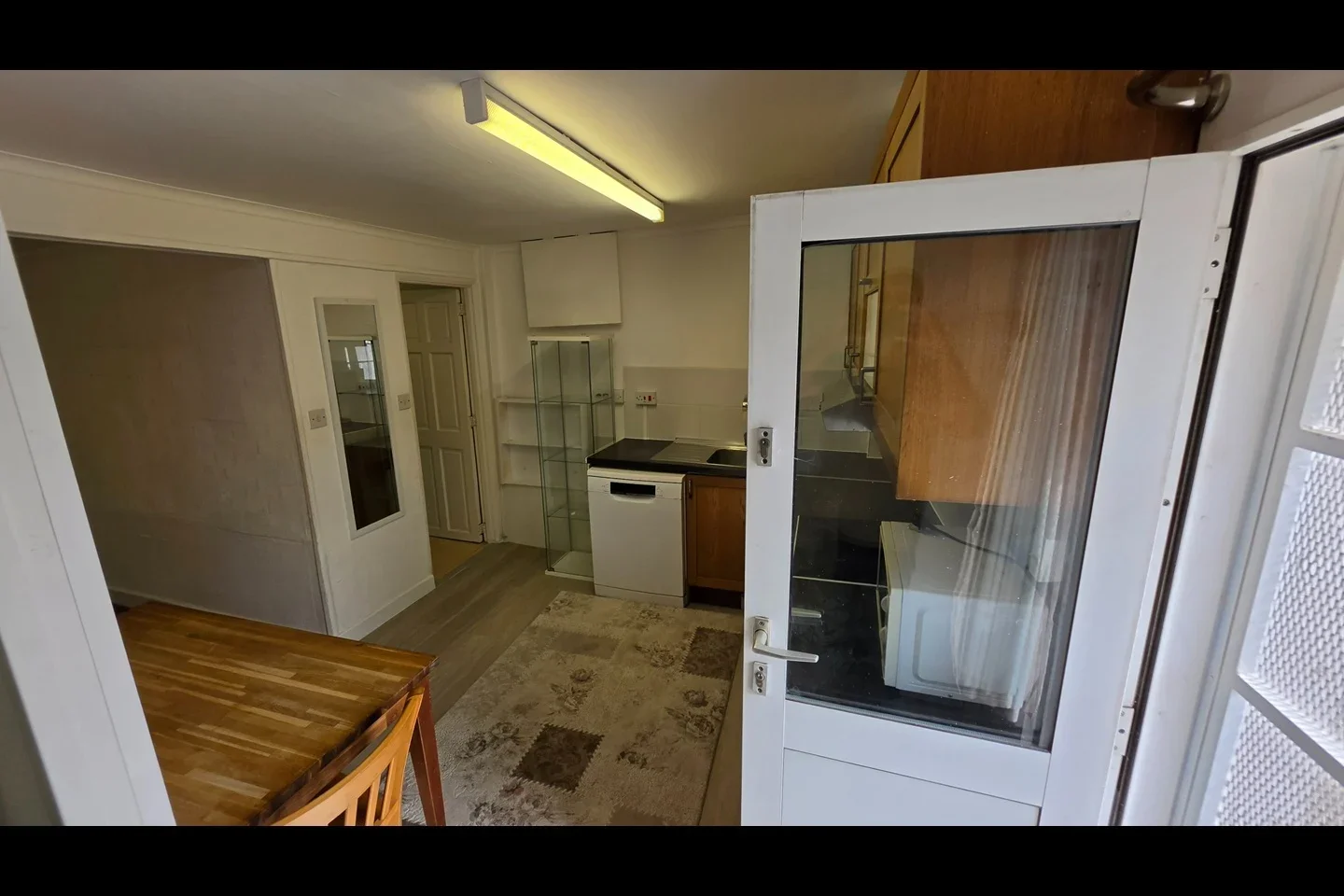 Flat Laburnum Grove in Greater London
