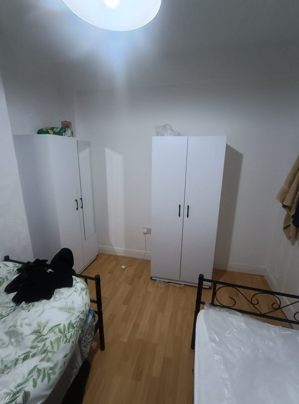 Room King's Road in Greater London
