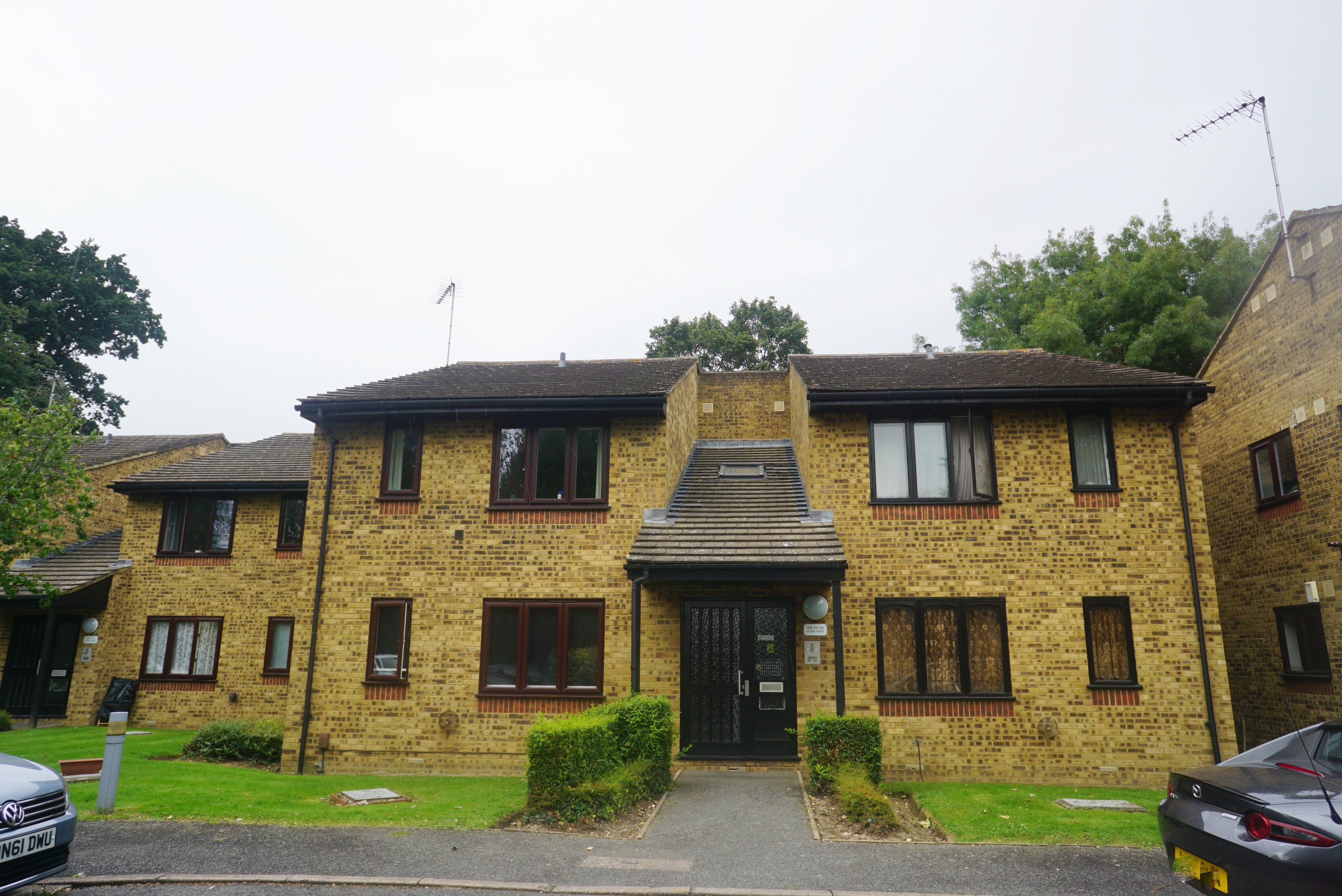 Flat Manor Road in Greater London