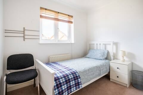 Room Moss Bank in Grays