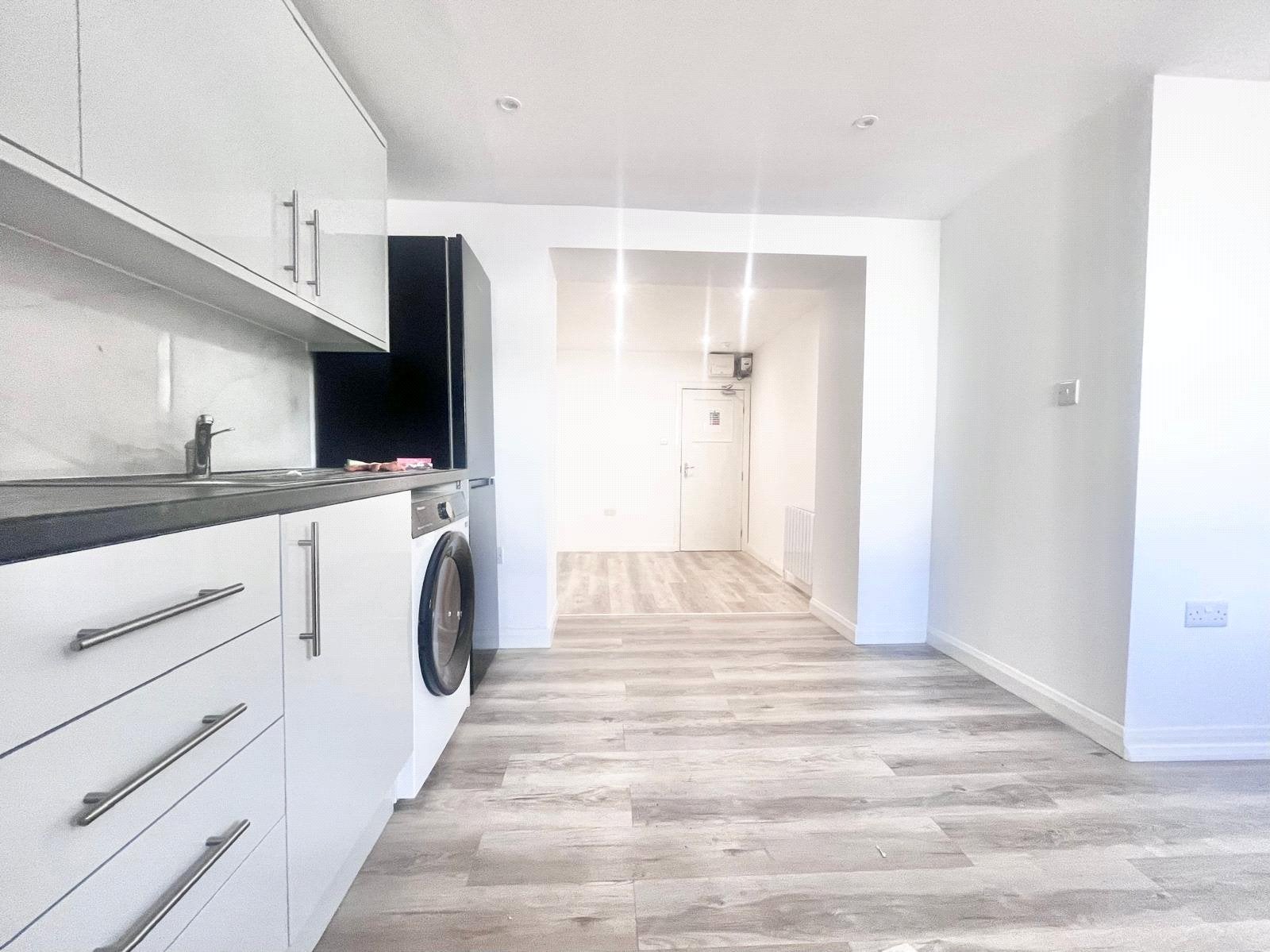 Flat Hanworth Road in Greater London
