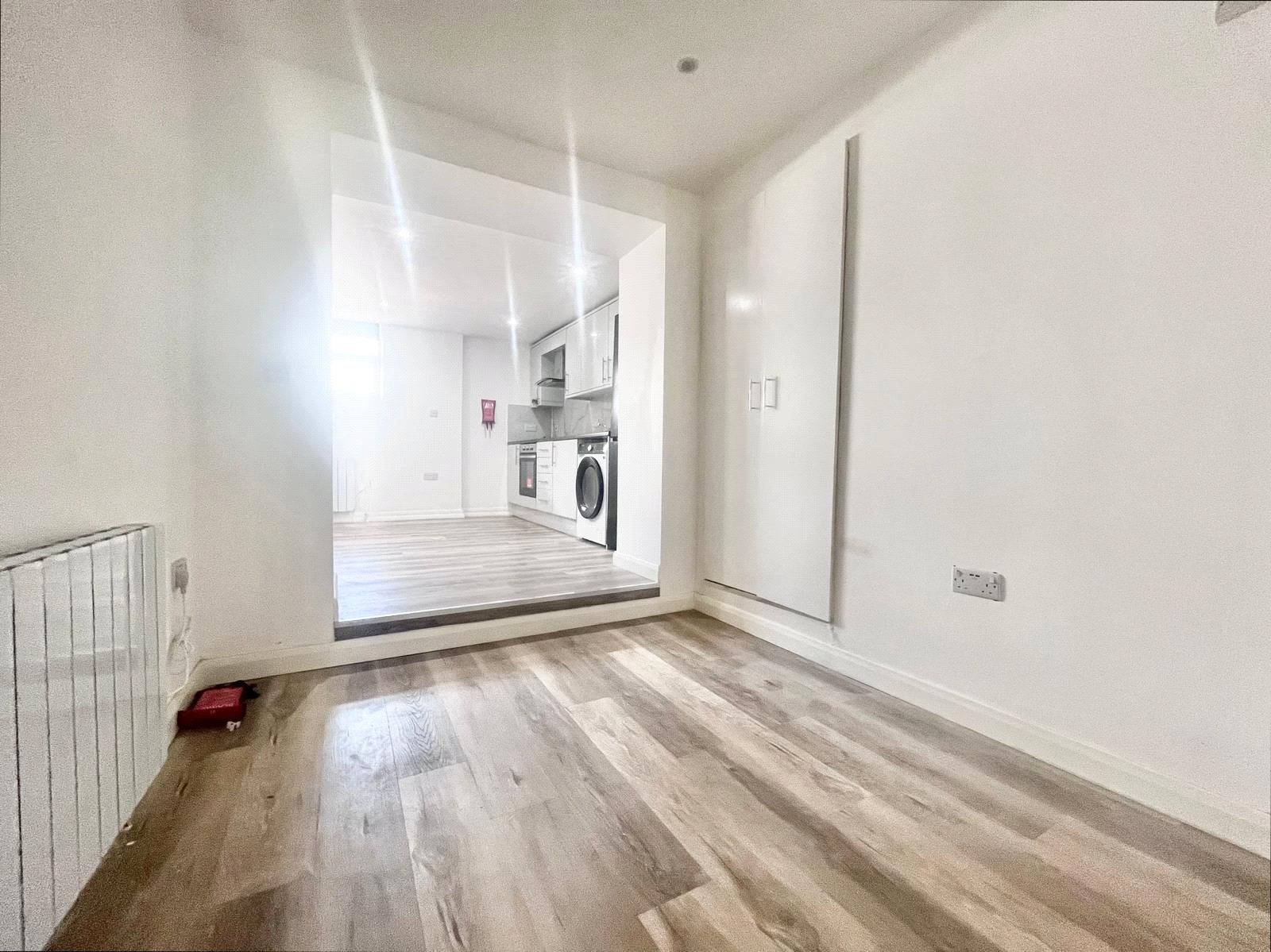 Flat Hanworth Road in Greater London