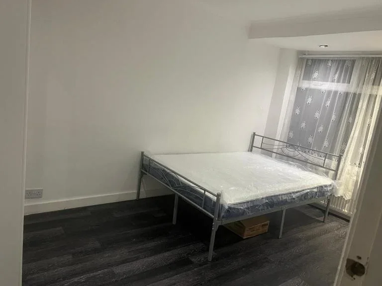 Room Tudor Road in Greater London