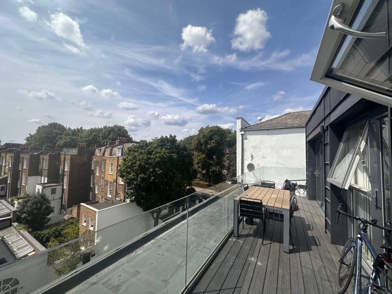 Room Lindsey Mews in Greater London