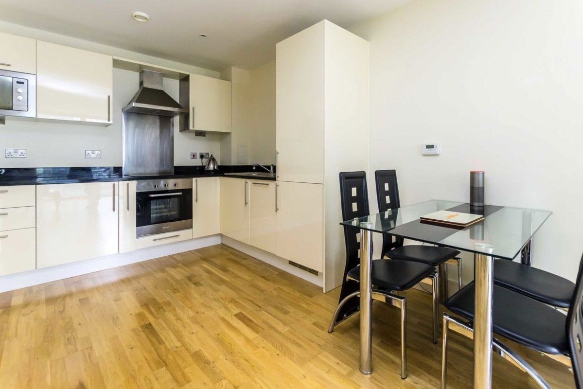 Flat Lanterns Way in Greater London